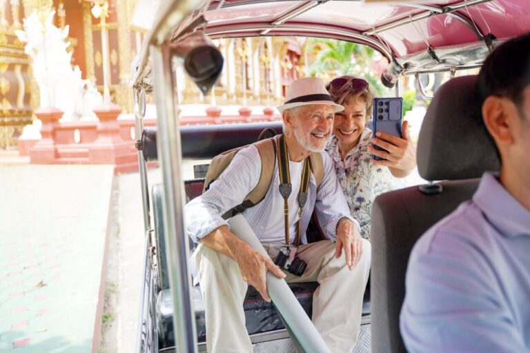 Autocar touristique stationné devant un village français lors d’un voyage tout compris